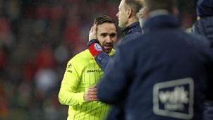 <p>Gents Trainer Jess Thorup gratuliert Torschütze Sven Kums.</p>