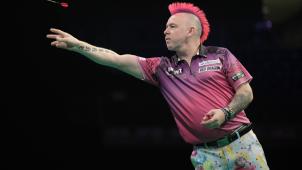 <p>Peter Wright betritt traditionell mit bunten Haaren und Klamotten die Bühne.</p>