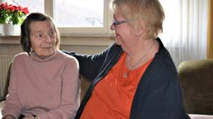 <p>Yvonne Padar (links) freut sich über den Besuch der ehrenamtlichen Helferin Marlene Schlenzek.</p>