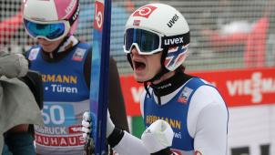 <p>Marius Lindvik (r), holt sich in Innsbruck den Sieg.</p>