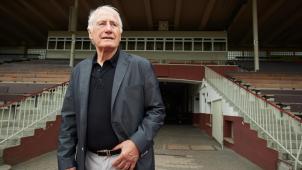 <p>Hans Tilkowski auf einer Aufnahme aus dem Jahr 2015 im Stadion Rote Erde in Dortmund</p>