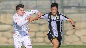 <p>Kölns Elvis Rexhbecaj (links) im Duell mit Ryota Morioka</p>