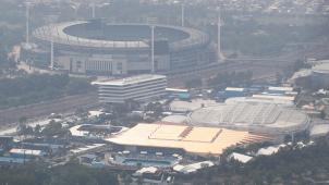 <p>Smog bedeckt die Margaret Court Arena (vorne r), die Rod Laver Arena (r) und den Melbourne Cricket Ground (hinten).</p>