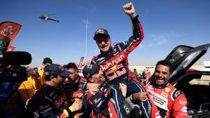 <p>Carlos Sainz hat die Premiere der Rallye Dakar in Saudi-Arabien gewonnen.</p>