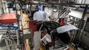 <p>Volvo Car Gent beschäftigt rund 6.500 Mitarbeiter. Die Hälfte von ihnen soll am Montag die Arbeit wieder aufnehmen.</p>