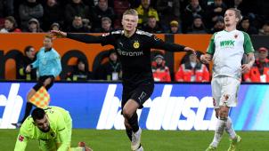 <p>Dortmunds Erling Haaland (M.) jubelt nach seinem Tor zum 3:5 neben Augsburgs Torhüter Tomas Koubek (l.).</p>