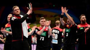 <p>Die Spieler Torhüter Johannes Bitter (l.-r.), Timo Kastening, Uwe Gensheimer, Torhüter Andreas Wolff von Deutschland stehen nach der Niederlage auf dem Spielfeld.</p>