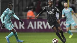 <p>Knowlegde Musona (r.), hier gegen den früheren AS-Spieler Mamadou Fall, dürfte in der Startelf stehen.</p>