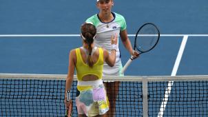 <p>Handshake nach dem Sieg: Elise Mertens nimmt die Glückwünsche von Catherine Bellis entgegen.</p>