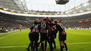 <p>In der Commerzbank-Arena jubelten die Frankfurter Spieler nach dem Sieg gegen Spitzenreiter Leipzig.</p>