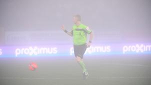 <p>Schiedsrichter Christof Dierick brach die Partie Charleroi-Mecheln ab. Das Agenturbild lässt die Gründe für seine Entscheidung erkennen.</p>