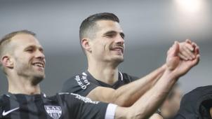 <p>Menno Koch feierte nach Spielende gemeinsam mit Kapitän Siebe Blondelle (links).</p>