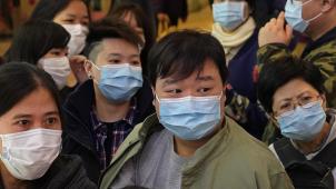 <p>Menschen stehen vor einem Geschäft, um Atemschutzmasken zu kaufen. Angesichts der starken Ausbreitung der neuen Lungenkrankheit hat China seine Maßnahmen am Wochenende deutlich verschärft.</p>