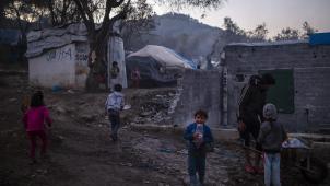 <p>Kinder spielen in einem provisorischen Lager neben dem Lager in Moria. Die Lager auf den Inseln Lesbos, Samos, Chios, Kos und Leros sind völlig überfüllt, und die Atmosphäre ist entsprechend verzweifelt und aufgeheizt.</p>