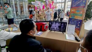<p>Ein Bild aus der thailändischen Hauptstadt Bangok: Sicherheitspersonal bei der Überprüfung von Besuchern eines Kaufhauses.</p>