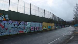 <p>Eine sogenannte Friedensmauer oder Friedenslinie trennt an der North Howard Street in Belfast protestantische und katholische Wohnviertel.</p>