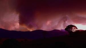<p>Der Himmel über dem Namadgi-Nationalpark färbt sich aufgrund eines Buschfeuers in Canberra rot. Wegen eines riesigen Feuers haben die Behörden für die australische Hauptstadt Canberra und die umliegende Region den Notstand ausgerufen.</p>