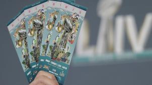 <p>Eintrittskarten sind ab 4.250 Dollar pro Person zu haben. Für den Bereich „The 72 Club“ am Spielfeldrand nahe der Mittellinie sind 27.625 Dollar fällig.</p>