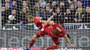 <p>Auch in dieser Einstellung ist nicht zu klären, ob Ritchie De Laet den Vanaken-Heber vor oder hinter der Torlinie wegköpfte.</p>