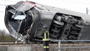 <p>Ein Feuerwehrmann inspiziert einen entgleisten Zugwaggon. Mehrere Waggons sollen sich überschlagen haben. Die italienische Feuerwehr bestätigte den Unfall eines Hochgeschwindigkeitszuges mit Verletzten, nannte aber noch keine Zahlen.</p>