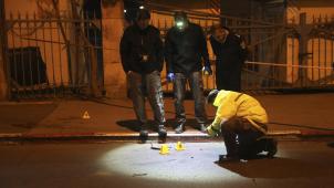 <p>Israelische Polizeibeamten untersuchen den Ort eines Anschlags. Bei einem Auto-Anschlag in Jerusalem sind in der Nacht zum Donnerstag mindestens zwölf israelische Soldaten verletzt worden, einer davon schwer.</p>