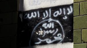 <p>Eine schwarze al-Qaida-Flagge wurde an die Wand einer beschädigten Schule in gesprüht. Die USA haben bei einer Operation im Jemen den Anführer des dortigen Ablegers des islamistischen Terrornetzwerks Al-Kaida getötet.</p>