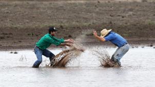 <p>Zwei Farmer in Newhaven in New South Wales freuen sich über den Regen.</p>