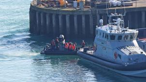 <p>Großbritannien, Dover: Ein Boot des britischen Grenzschutzes bringt Migranten in den Hafen. Am 07.02.2020 holten die britischen Behörden eine Rekordzahl von 90 Migranten aus dem Ärmelkanal.</p>