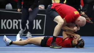 <p>Johan Van Herck feiert mit Kirsten Flipkens.</p>