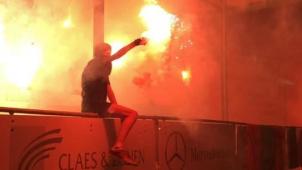 <p>Wird man so nicht mehr bestaunen können: Ein Mitglied der Lanaken Youth brennt am Spielfeldrand Pyrotechnik ab.</p>