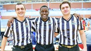 <p>Benjamin Rigotti (rechts) hat bereits die zweithöchste Karrierestufe als Basketball-Schiedsrichter errreicht.</p>