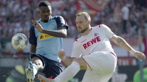 <p>Kölns Rafael Czichos (r.) und der Gladbacher Marcus Thuram versuchen im Derby in der Hinrunde den Ball zu spielen.</p>