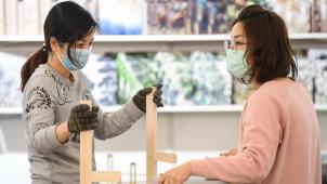 <p>Aus Angst vor Coronaviren versuchen viele, sich mit einer OP-Gesichtsmaske vor der Infektion zu schützen.</p>