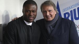<p>Die Verpflichtung des damals 17-jährigen Chancel Mbemba, hier mit Anderlecht-Manager Herman Van Holsbeeck, hat dem Fußballverband eine Geldstrafe eingebracht.</p>