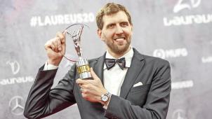 <p>Dirk Nowitzki mit dem Lebenswerk-Laureus</p>