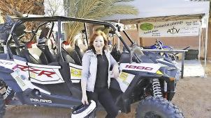 <p>Mit diesem „Side by Side Vehicle“ nimmt Viviane Königs an der Rallye Aïcha des Gazelles teil.</p>