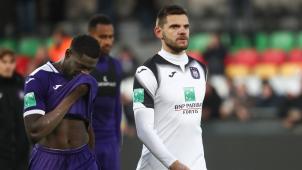<p>Derrick Luckassen (l.) verpasst das Heimspiel von Anderlecht gegen die AS Eupen.</p>