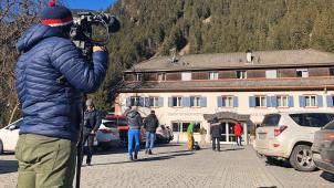 <p>Das Hotel, das die russischen Biathleten beherbergt, interessiert die Medien. Der russische Sprint-Weltmeister Loginow wurde am Rande der Biathlon-Weltmeisterschaften in Antholz von der italienischen Polizei verhört.</p>