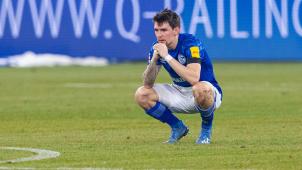 <p>Bonjour Tristesse: Nationalstürmer Benito Raman von Schalke 04 hockt nach dem 0:5 gegen RB Leipzig auf dem Rasen.</p>