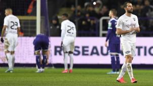 <p>Jordi Amat (r.) flog im Duell mit dem RSC Anderlecht nach 17 Minuten vom Platz.</p>