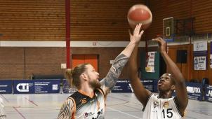 <p>Joe Bestwick erwies sich als spielentscheidend sowohl in der Offensive als auch in der Defensive wie hier gegen Bulls Terence Edda-Watu.</p>