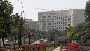 <p>Außenansicht des Hotels Crowne Plaza auf der Yas-Insel in Abu Dhabi (Vereinigte Arabische Emirate), wo zwei italienische Radfahrer, die an der UAE Tour teilnehmen, positiv auf das Coronavirus getestet wurden.</p>