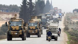 <p>Syrien, Idlib: Ein türkischer Militär-Konvoi fährt eine Straße entlang.</p>