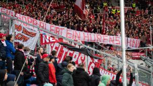 <p>Fans des FC Bayern München halten ein Banner mit der Aufschrift „Hopp bleibt ein Hurensohn“ gegen D. Hopp</p>