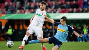 <p>Eduard Löwen von Augsburg (l.) und Florian Neuhaus von Mönchengladbach im Zweikampf um den Ball.</p>