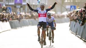 <p>Jasper Stuyven fährt als Erster ins Ziel.</p>