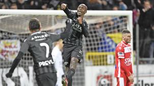 <p>Sprung ins Glück: Musona (r.) erzielte den Siegtreffer zum 2:1 über Mouscron.</p>