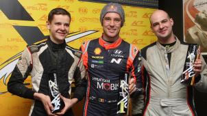 <p>Das Siegerpodium in Mettet (v.l.): Kobe Pauwels (2.), Thierry Neuville (1.) und Michael Maraite (3.)</p>