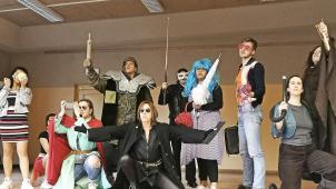 <p>Der ständige Wechsel zwischen dem Leben als Held und dem eigenen Ich steht zentral in „Heldenruf“. Am 7. Juni ist Premiere im Alten Schlachthof.</p>