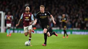 <p>Im Finale des englischen Liga-Pokals gegen Aston Villa zog sich Kevin De Bruyne (rechts) eine Schulterverletzung zu.</p>